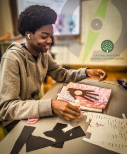 Студентка працює над мистецьким проектом