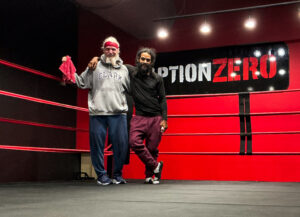 Deux personnes posant sur un ring de boxe chez OptionZero